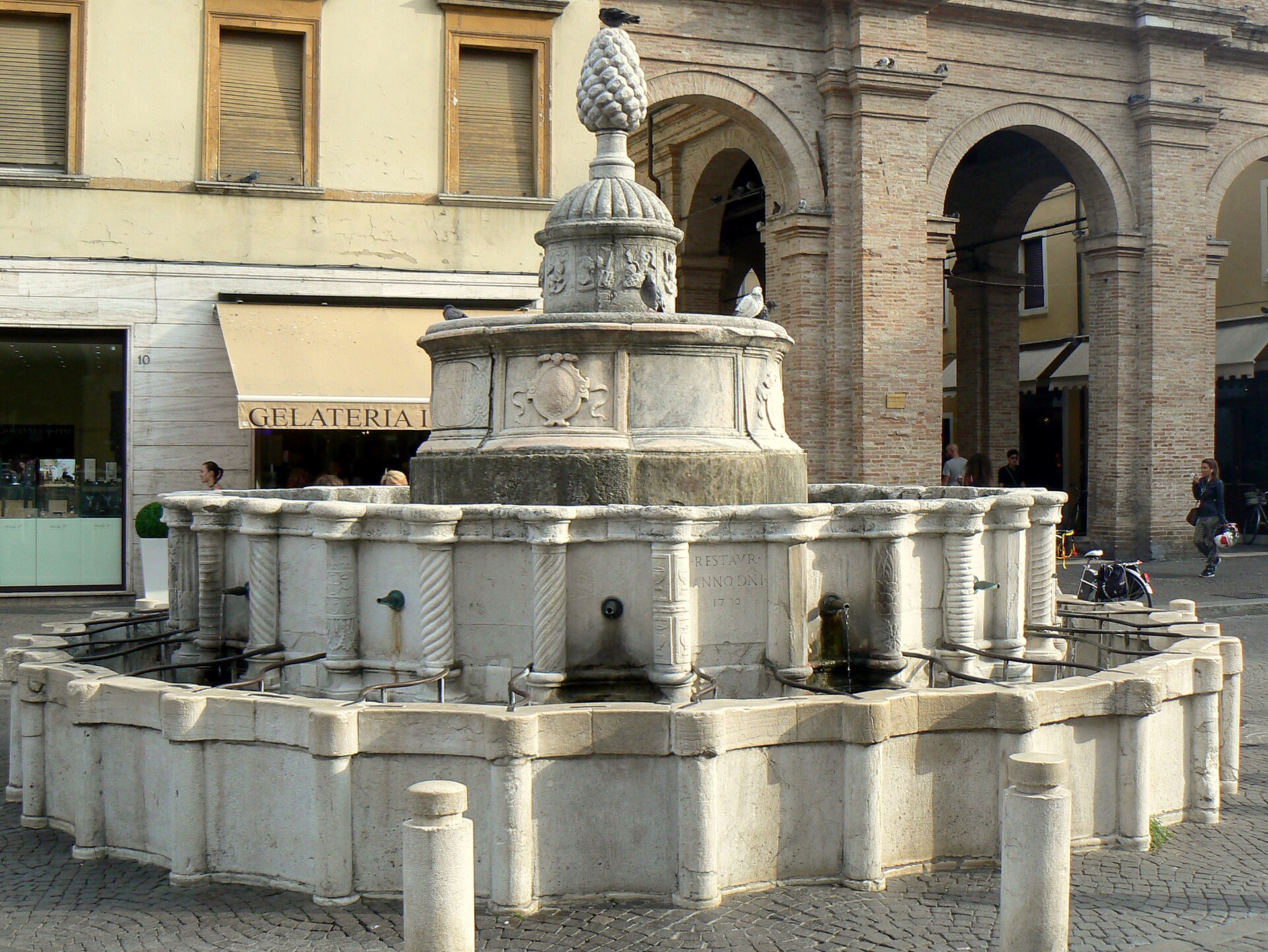 Observes Rimini's fountain