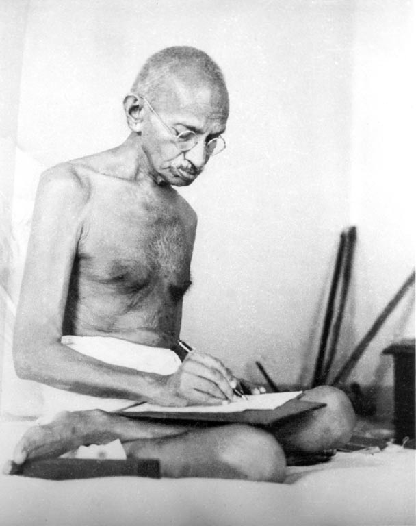 Delivers Quit India speech