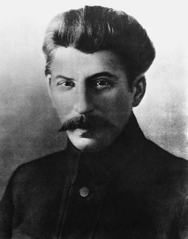 Returns to revolutionary Petrograd