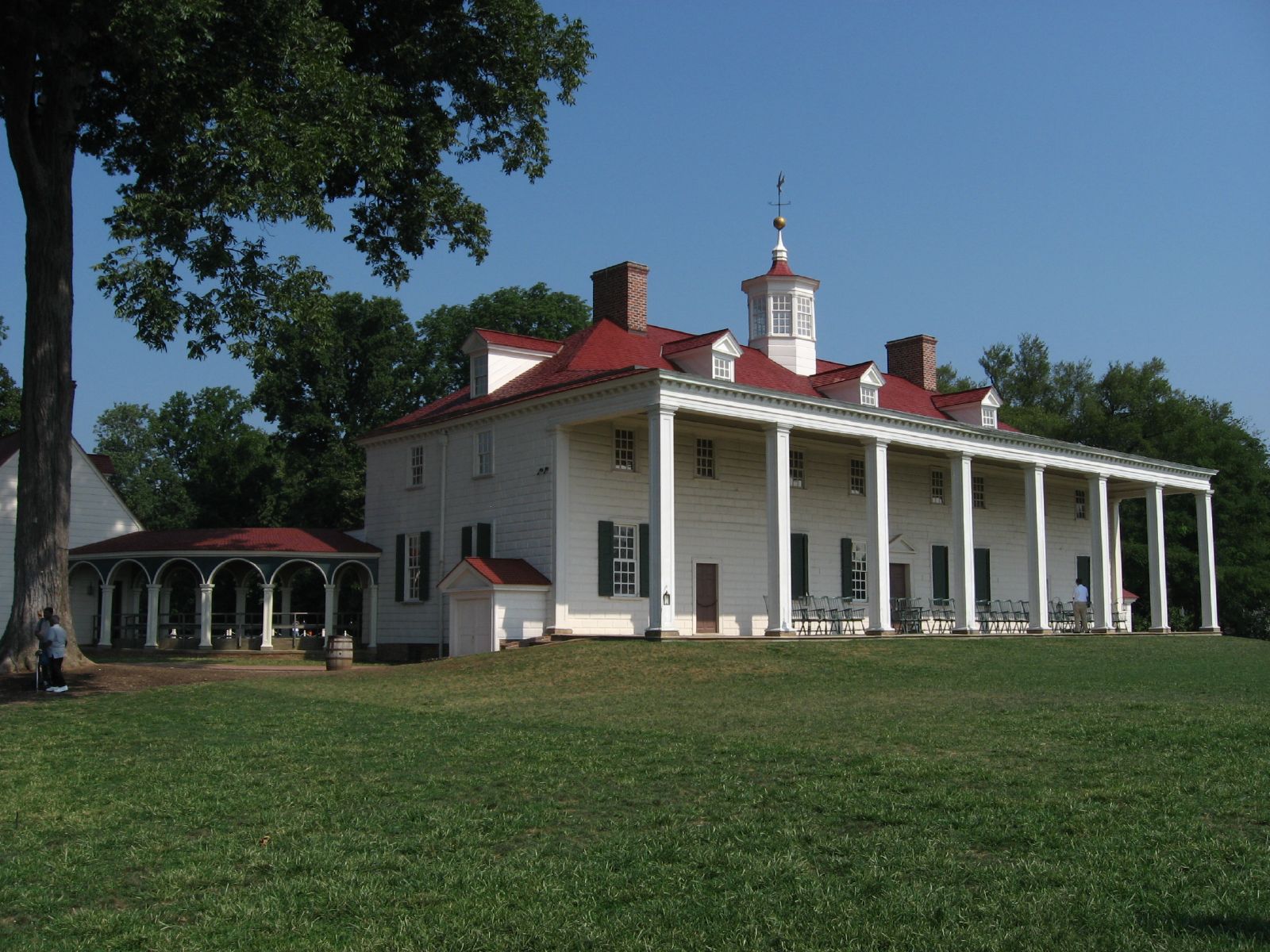 Visits Mount Vernon en route to Yorktown