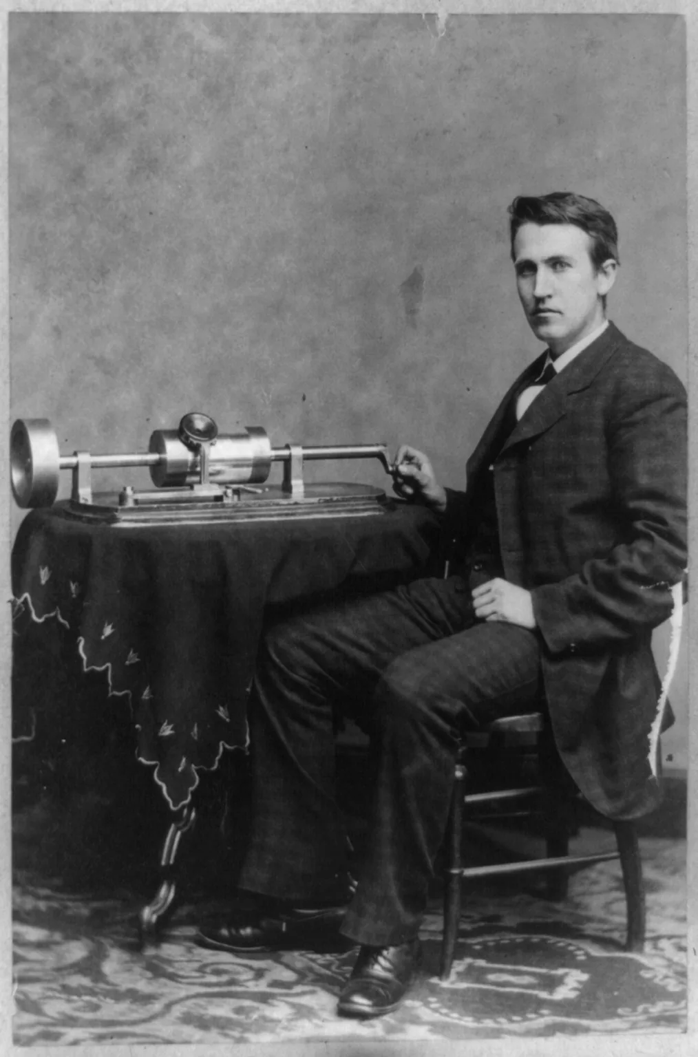 Demonstrates phonograph in Washington
