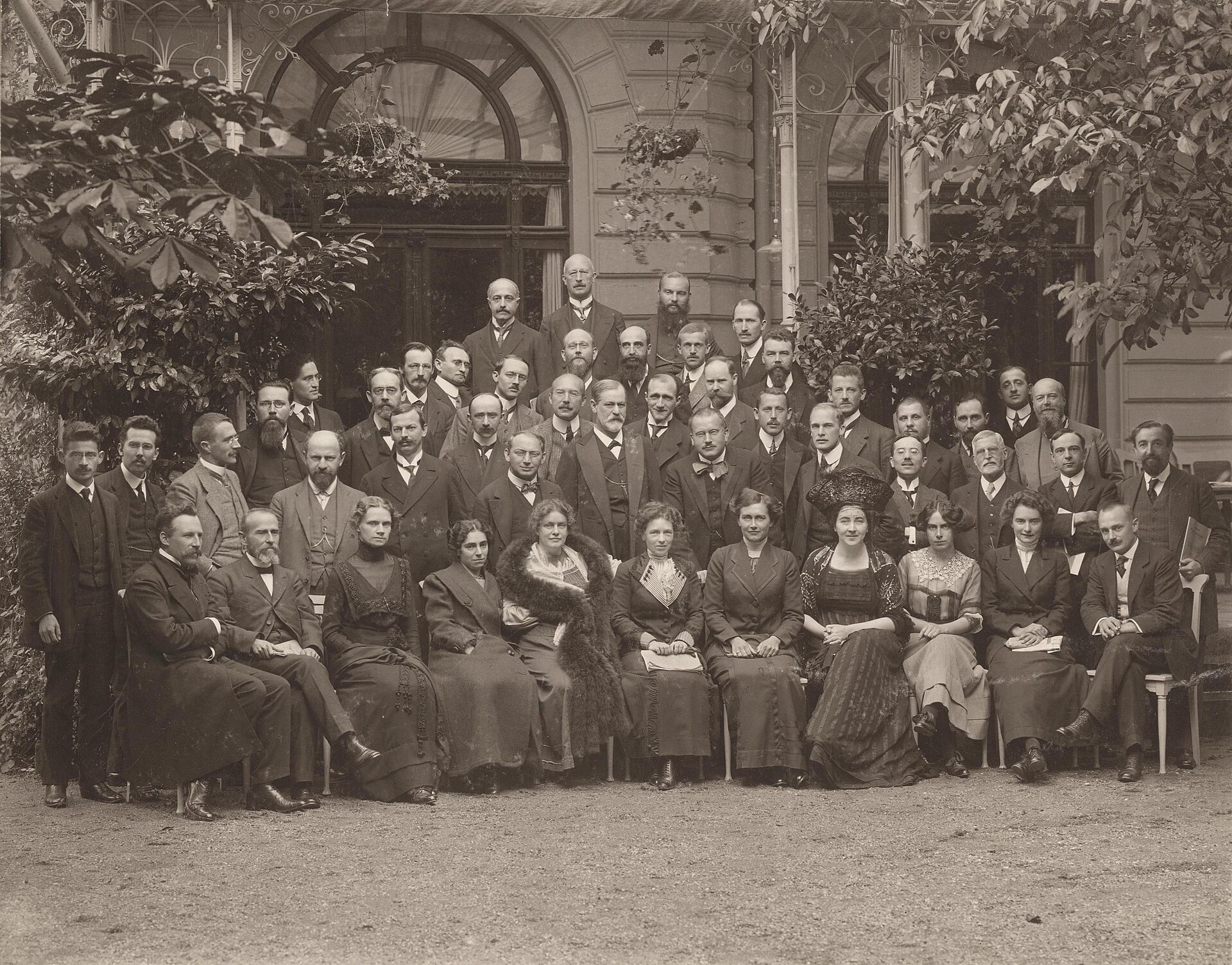 Attends the Weimar congress